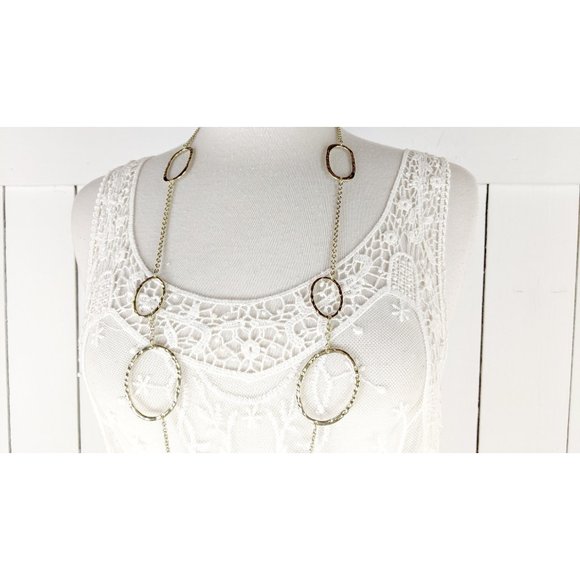 Vintage gold tone metal hammered wire long chain necklace - Picture 2 of 3